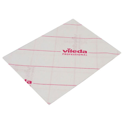 Een wit Vileda Professional MicroOne microvezeldoek met rode lijnen en rode opdruk "Vileda Professional" biedt uitstekende reinigingsresultaten en voldoet aan strenge hygiënestandaarden. De rechthoekige doek met de afmetingen 34 x 27 cm wordt plat gepresenteerd op een effen achtergrond.