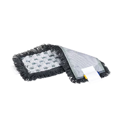 De Vileda Professional UltraSpeed Pro r-MicroSpeed Max Mop van Vileda GmbH heeft een zwart-grijze 4D-reinigingsstructuur met gestructureerde oppervlakken en franjeranden, die dubbelzijdig gebruik mogelijk maken. De hoogwaardige microvezel-veloursconstructie zorgt voor duurzaamheid en is ontworpen voor eenvoudige bevestiging aan een mopsteel.