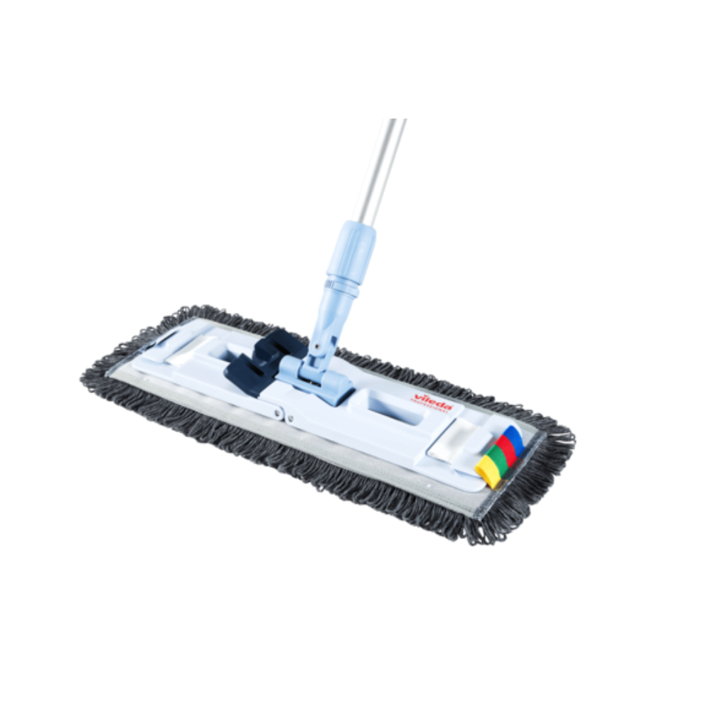 De Vileda Professional UltraSpeed Pro r-MicroSpeed Max Mop van Vileda GmbH heeft een rechthoekige mopkop met grijze franjes en hoogwaardige microvezel-veloursconstructie, die aan een lange metalen steel is bevestigd. Hij heeft gekleurde labels voor eenvoudige organisatie en het blauwe scharnier aan de steel maakt hoekinstelling mogelijk.