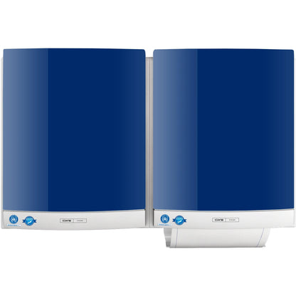 Een paar CWS frontpanelen voor doekjesdispensers DUO van CWS, wandgemonteerd in blauw en wit, met zichtbare bedieningspanelen en certificeringsstickers, ontworpen voor hygiënisch gebruik.