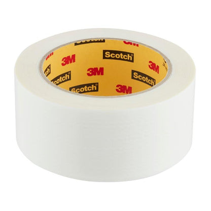 Een rol Scotch® Universal Tape 2904 (25 m x 48 mm) van 3M Deutschland GmbH met een witte tape met gele kern en rood "3M"- en zwart "Scotch"-logo op een witte achtergrond.