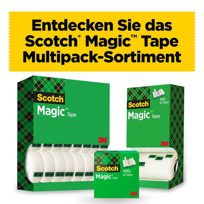 Drie dozen Scotch® Magic™ Onzichtbare Plakband, Voordeelverpakking 14 rollen (19 mm x 33 m) van 3M Deutschland GmbH zijn afgebeeld voor een geel Duits bord. De groene verpakking benadrukt het merk en de alledaagse bruikbaarheid van de plakband.