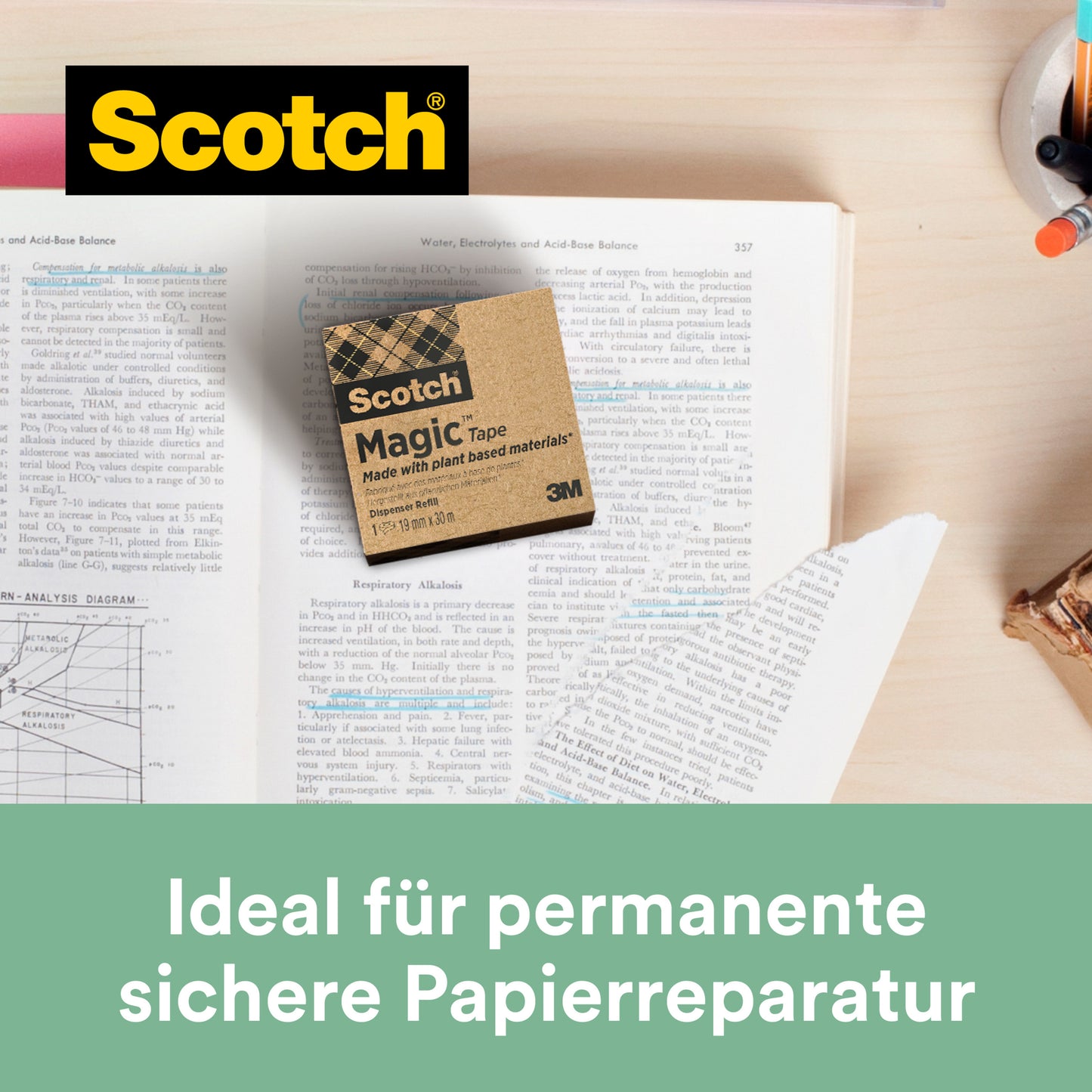 Eine Schachtel 3M Scotch® C38 Tischabroller schwarz + Scotch® Magic™ Klebeband (66% pflanzlicher Klebstoff, 19mm x 33m, 3 Rollen) ruht auf einem Buch. Oben ist das Scotch-Logo zu sehen, unten der Schriftzug "Ideal für permanente sichere Papierreparatur".