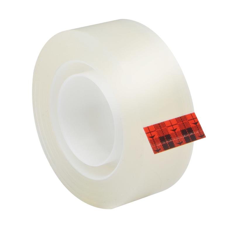 Een rol Scotch® Super-Hold Secure Tape, 1 rol, 19 mm x 25,4 m van 3M Deutschland GmbH is afgebeeld met een rood geruite plakstrook, die de transparante kleefkracht op een witte achtergrond benadrukt.