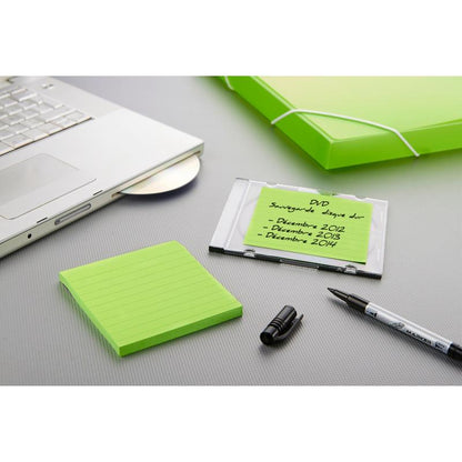 Een laptop met open drive, een groene ordner, een zwarte marker zonder dop, een Spaanstalige DVD-hoes en 3M Deutschland GmbH Post-it® Super Sticky Notes in groot formaat (101 mm x 101 mm) liggen op een grijs oppervlak.