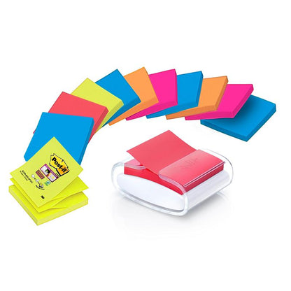 Een gebogen rij van kleurrijke notitieblokken en een zwarte Post-it® Z-Notes Dispenser met gele Super Sticky Z-Notes (76x76 mm, 90 vellen) van 3M Nederland B.V. worden getoond.