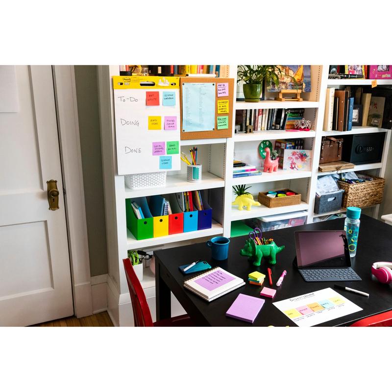 Een opgeruimd thuiskantoor met witte planken, een zwarte tafel met notitieboeken, een iPad, pennen, een waterfles en kleurrijke Post-it® Super Sticky Z-Notes (Boost Collection) van 3M Deutschland GmbH op een flipchart met het opschrift "To-Do, Doing, Done".