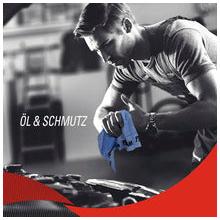 Een man veegt zijn handen af met een blauwe WypAll® ForceMax PowerClean doek (Kimberly-Clark GmbH) naast een automotor. De tekst "OLIE & VUIL" is te zien op de zwart-witfoto met een rode boog eronder. Afgebeeld: 1 dispenserdoos, 40 vellen/doos.