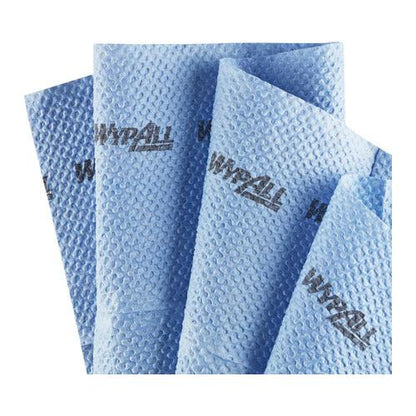 Vier blauwe, kwartvormige WypAll® ForceMax PowerClean reinigingsdoeken van Kimberly-Clark GmbH zijn uitgevouwen en tonen elk het merklogo. Hun ruwe textuur is ideaal voor veeleisende reinigingstaken. Doos: 1 x 40 vellen.