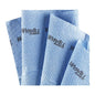 Vier blauwe, kwartvormige WypAll® ForceMax PowerClean reinigingsdoeken van Kimberly-Clark GmbH zijn uitgevouwen en tonen elk het merklogo. Hun ruwe textuur is ideaal voor veeleisende reinigingstaken. Doos: 1 x 40 vellen.