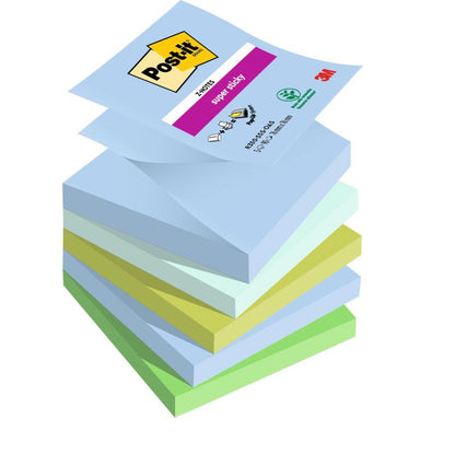 Een stapel pastelgekleurde Post-it® Super Sticky Z-Notes, Boost Collection (76x76mm, 90 vel/blok, 100% PEFC), van 3M Deutschland GmbH, kenmerkt zich door sterke lijm en gecertificeerde duurzaamheid.