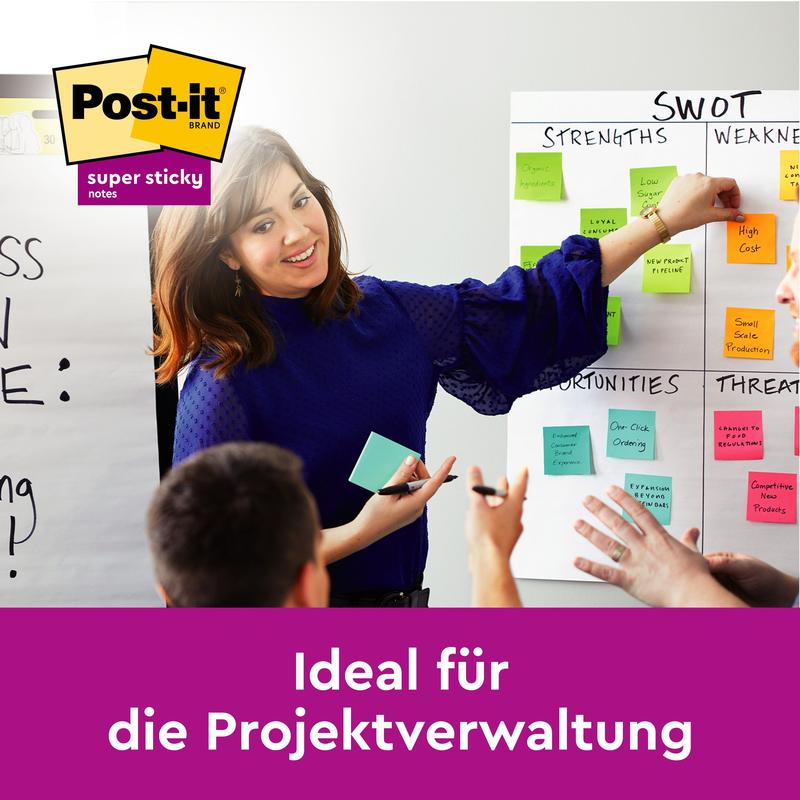 Een vrouw wijst naar een SWOT-diagram dat is bedekt met gele Post-it® Notities (76x76 mm, 90 vel/blok, 6 blokken/verpakking, 100% PEFC) van 3M Deutschland GmbH, terwijl anderen toekijken. De tekst luidt: "Ideaal voor projectbeheer."
