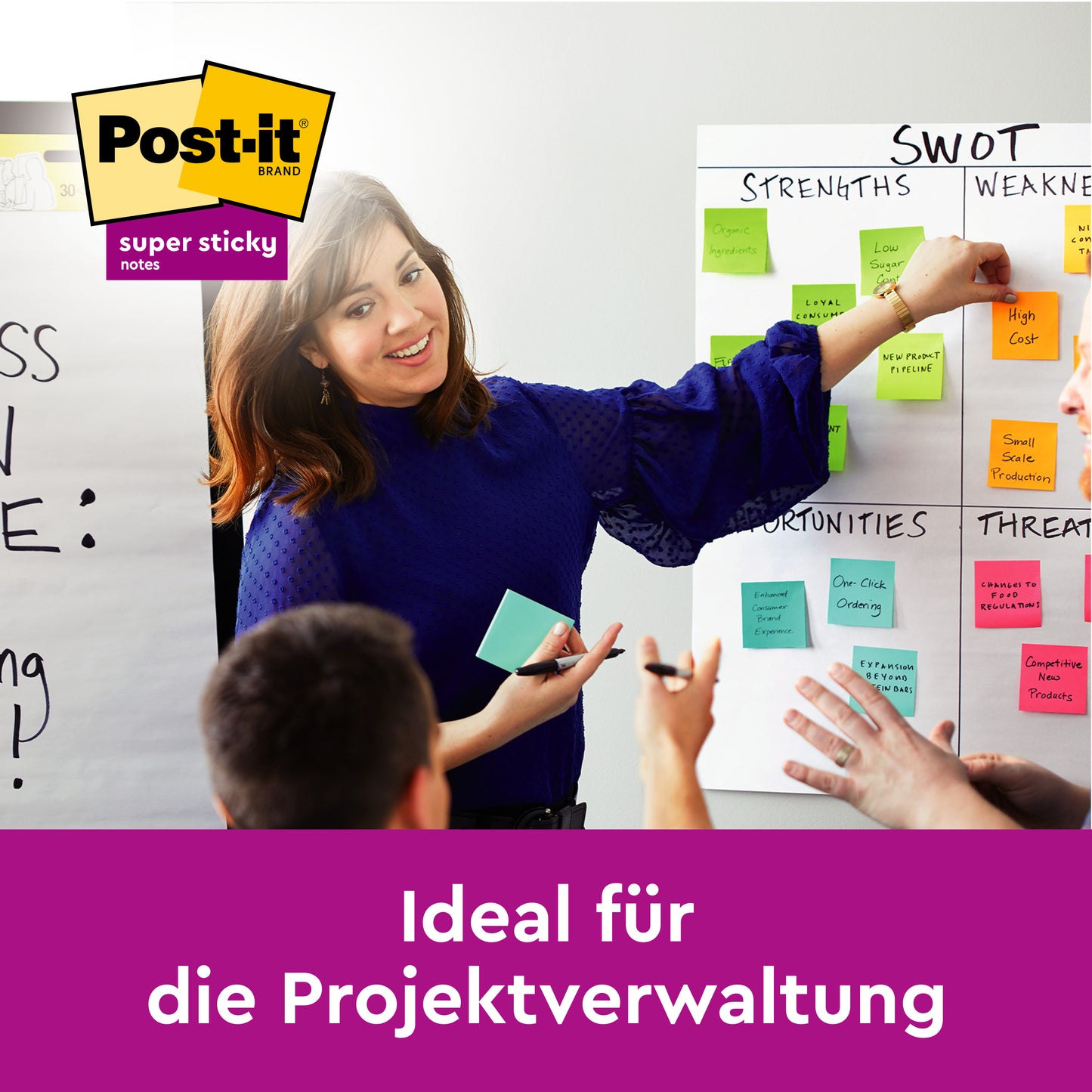 Een vrouw staat bij een whiteboard vol Post-it® Super Sticky Notes (63,5 x 76 mm, 8 blokken, PEFC), van 3M Deutschland GmbH, en leidt een vergadering. Tekst: "Ideaal voor projectbeheer - extra sterke hechting.