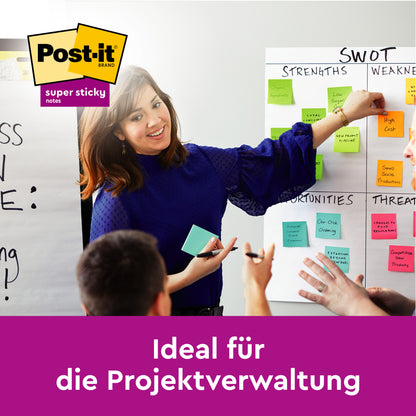 Een vrouw staat bij een whiteboard vol Post-it® Super Sticky Notes (63,5 x 76 mm, 8 blokken, PEFC), van 3M Deutschland GmbH, en leidt een vergadering. Tekst: "Ideaal voor projectbeheer - extra sterke hechting.