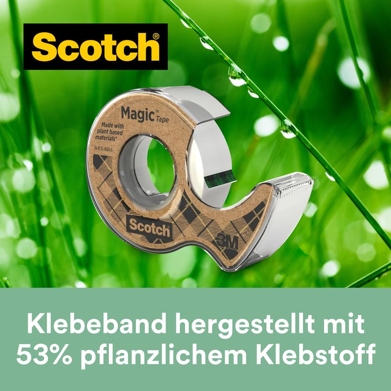 Een 3M Scotch® Magic™ plakband (19 mm x 20 m, 1 rol + dispenser van gerecycled materiaal), gemaakt met 66% plantaardige lijm, is te zien tegen een groene achtergrond met waterdruppels.