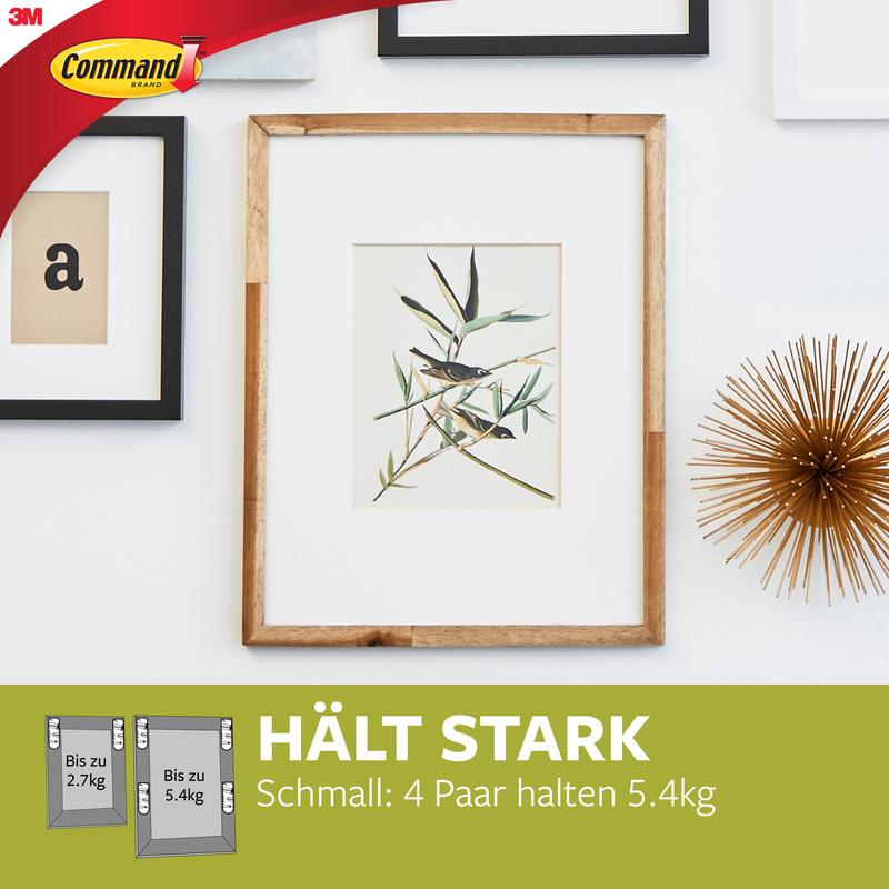 Een ingelijste plantenprint hangt aan een witte muur met andere lijsten en een goudobject. Onderaan worden de Smalle Command™ Bevestigingsstrips voor schilderijen (M) 17207 van 3M Deutschland GmbH geprezen om hun residuvrije en sterke houdkracht.