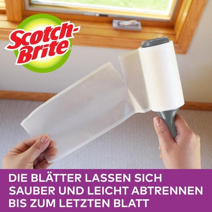 Iemand gebruikt een Scotch-Brite™ Everyday Clean vervangende pluisroller (30 vellen, 1/verpakking) van 3M Deutschland GmbH op een raam en scheurt eenvoudig een gebruikt vel af. Duitse tekst: "De vellen laten zich schoon en gemakkelijk afscheuren tot het laatste vel.