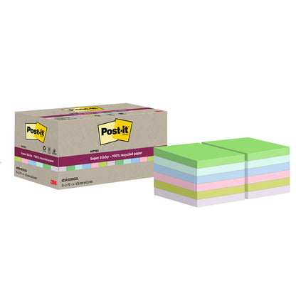 Een doos Post-it® Super Sticky 100% Recycling Notes (47,6 x 47,6 mm, 70 vel/blok, 100% PEFC) van 3M Deutschland GmbH wordt getoond naast stapels groene, blauwe, paarse, roze en gele plakbriefjes.