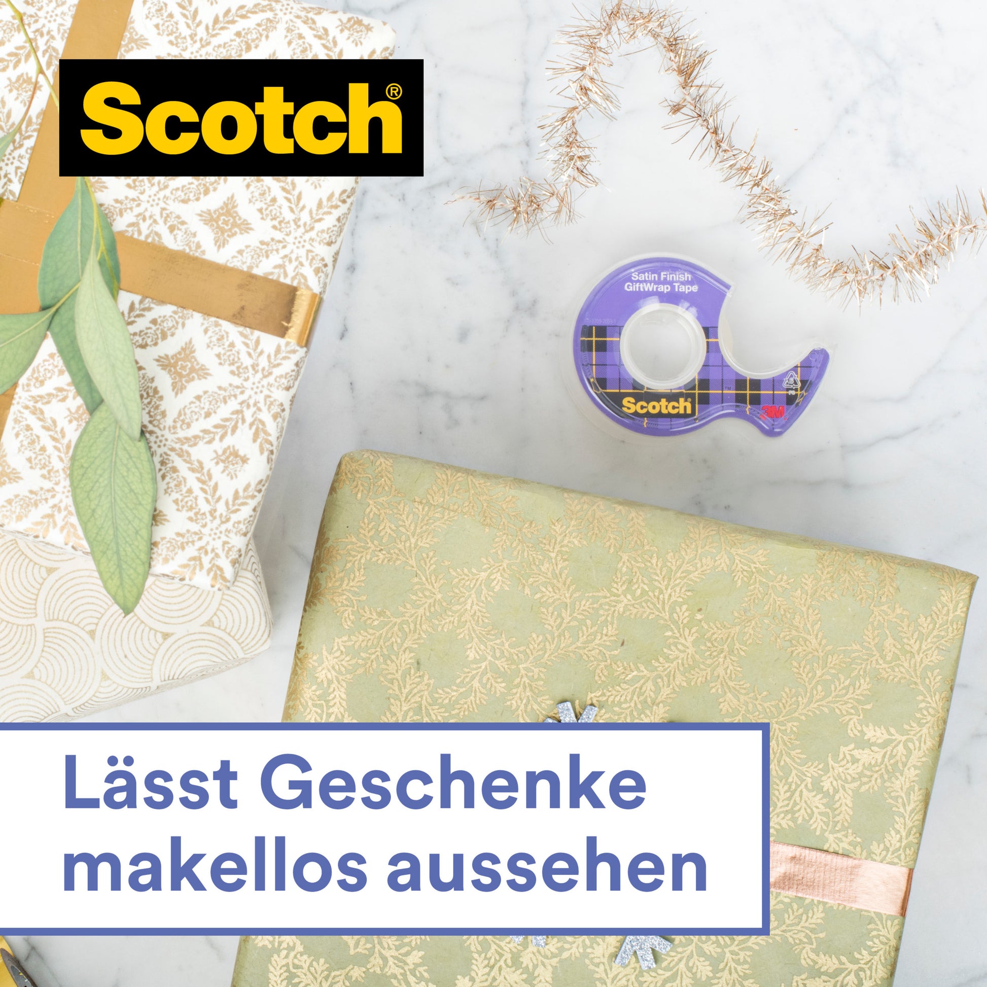 Eine Rolle Scotch® Geschenk-Klebeband im Handabroller, CAT 15 (19 mm x 15 m, 1 Rolle) von 3M Deutschland GmbH liegt auf einer hellen Fläche neben zwei verpackten Geschenken und Deko. Text: "Lässt Geschenke makellos aussehen.