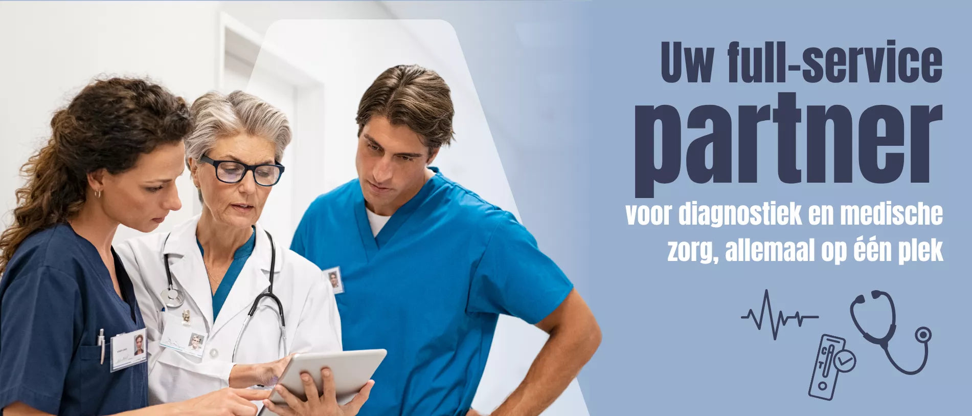 Drie zorgprofessionals staan samen en kijken naar een tablet, terwijl rechts een advertentiegebied met medische symbolen wordt weergegeven