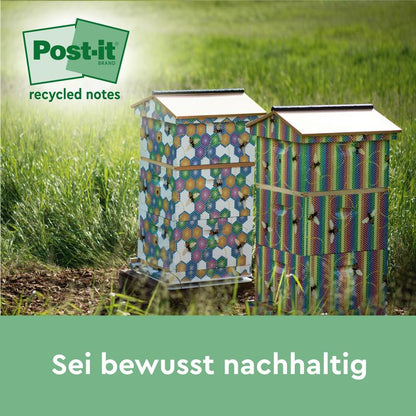 Twee kleurrijke bijenkorven staan in het gras van een veld. Het 3M Post-it® Recycling Z-Notes (76 x 76 mm, 100% PEFC) logo verschijnt linksboven. Aan de onderkant staat een Duitse tekst: "Wees bewust duurzaam."