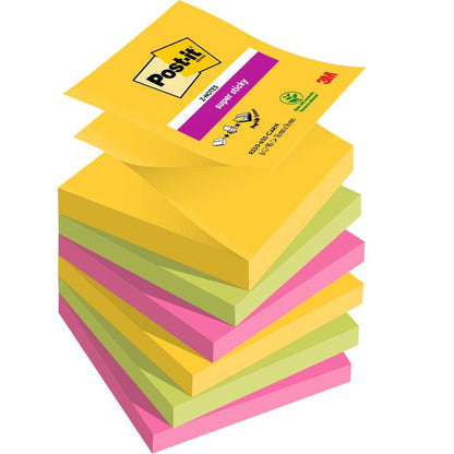Een stapel Post-it® Super Sticky Z-Notes Boost Collection (76x76 mm, 90 vel/blok, 100% PEFC) van 3M Deutschland GmbH toont felgele, groene en roze briefjes, waarbij het bovenste briefje lichtjes is opgetild en het productlabel toont.