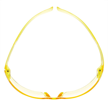 Eine 3M™ SecureFit™ Schutzbrille 200 von 3M Deutschland GmbH, eine gelbe Schutzbrille in der Draufsicht mit gebogenen Bügeln und nach unten gerichteten Gläsern, fotografiert vor einem neutralen Hintergrund.