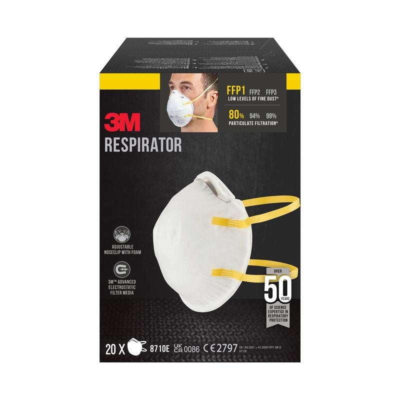 Een doos van het 3M™ deeltjesmasker 8710E van 3M Deutschland GmbH, FFP1 zonder ventiel, toont een wit masker met gele banden en een persoon die het draagt. Op de doos staan 20 maskers en een deeltjesfiltratie-efficiëntie van ≥80% aangegeven.