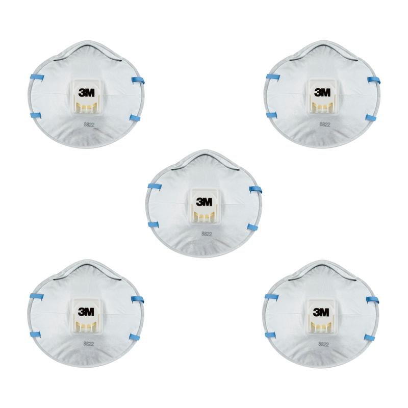 Vijf 3M™ Cool Flow™ deeltjesmaskers 8822, FFP2, met ventiel van 3M Deutschland GmbH zijn in een cirkel op een witte achtergrond gerangschikt. Elk masker heeft blauwe banden en een centraal wit ventiel.