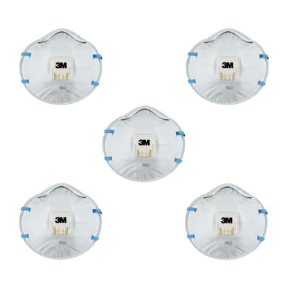 Vijf 3M™ Cool Flow™ deeltjesmaskers 8822, FFP2, met ventiel van 3M Deutschland GmbH zijn in een cirkel op een witte achtergrond gerangschikt. Elk masker heeft blauwe banden en een centraal wit ventiel.