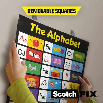 Eine Person befestigt eine Buchstabentafel an einer Wand mit 3M Deutschland GmbH Scotch-FIX™ Ablösbare Montagequadrate 108-ST64-P (12,7 mm x 12,7 mm, 64 Stück/Packung) zur praktischen, vorübergehenden Befestigung; "Ablösbare Quadrate" ist gelb markiert.