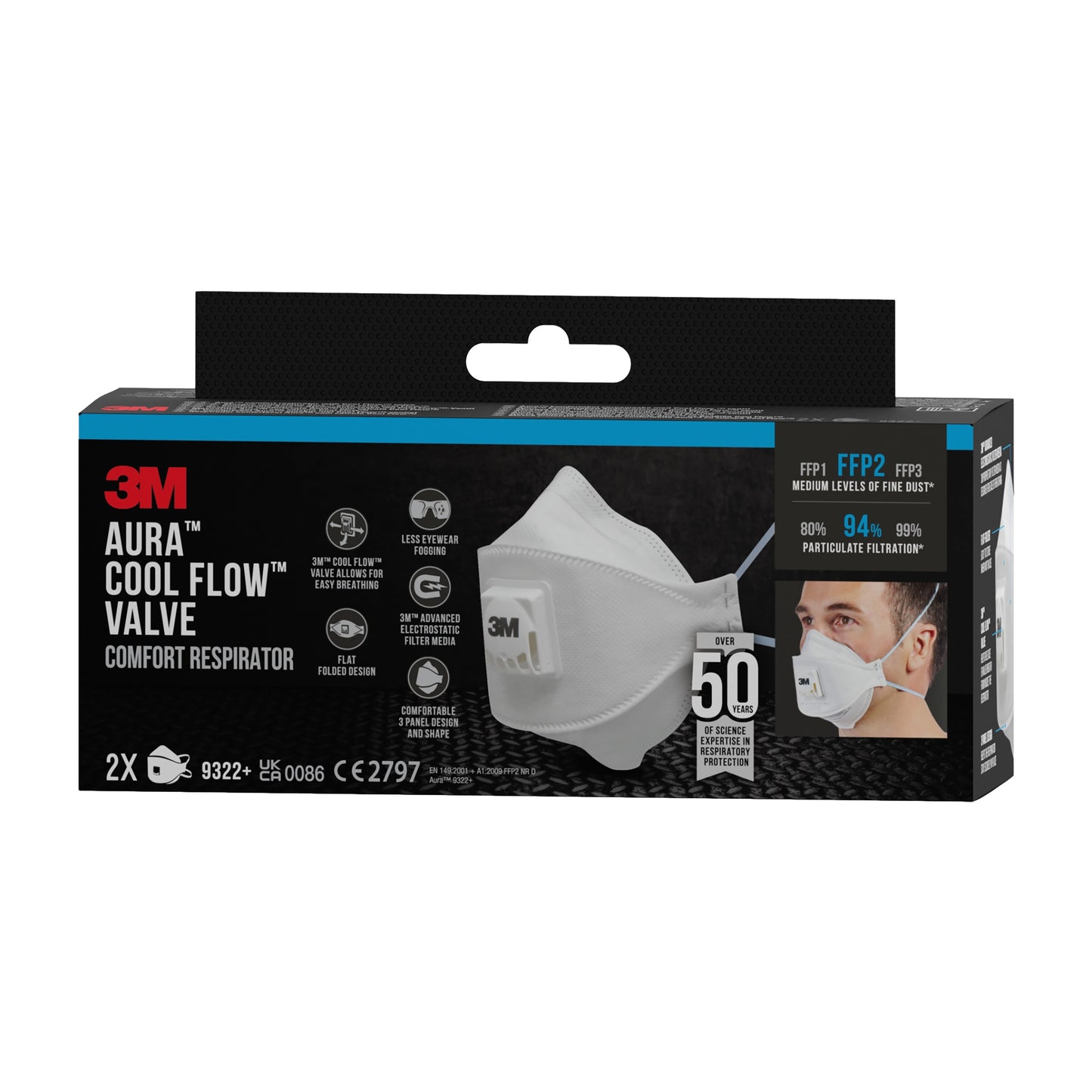 Een zwarte doos met blauwe en witte accenten toont de 3M™ Aura™ Comfort Cool Flow™ Deeltjesmasker 9322+, FFP2, met ventiel van 3M Deutschland GmbH met een maskerbeeld, productdetails, filtratiegraad en symbolen voor 2 maskers per doos.