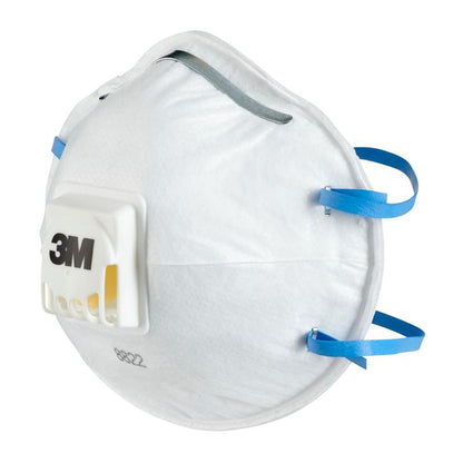 Een 3M™ Cool Flow™ deeltjesmasker 8822, FFP2, met ventiel van 3M Deutschland GmbH in wit met blauwe elastische band wordt ongebruikt en lichtjes schuin tegen een witte achtergrond getoond.