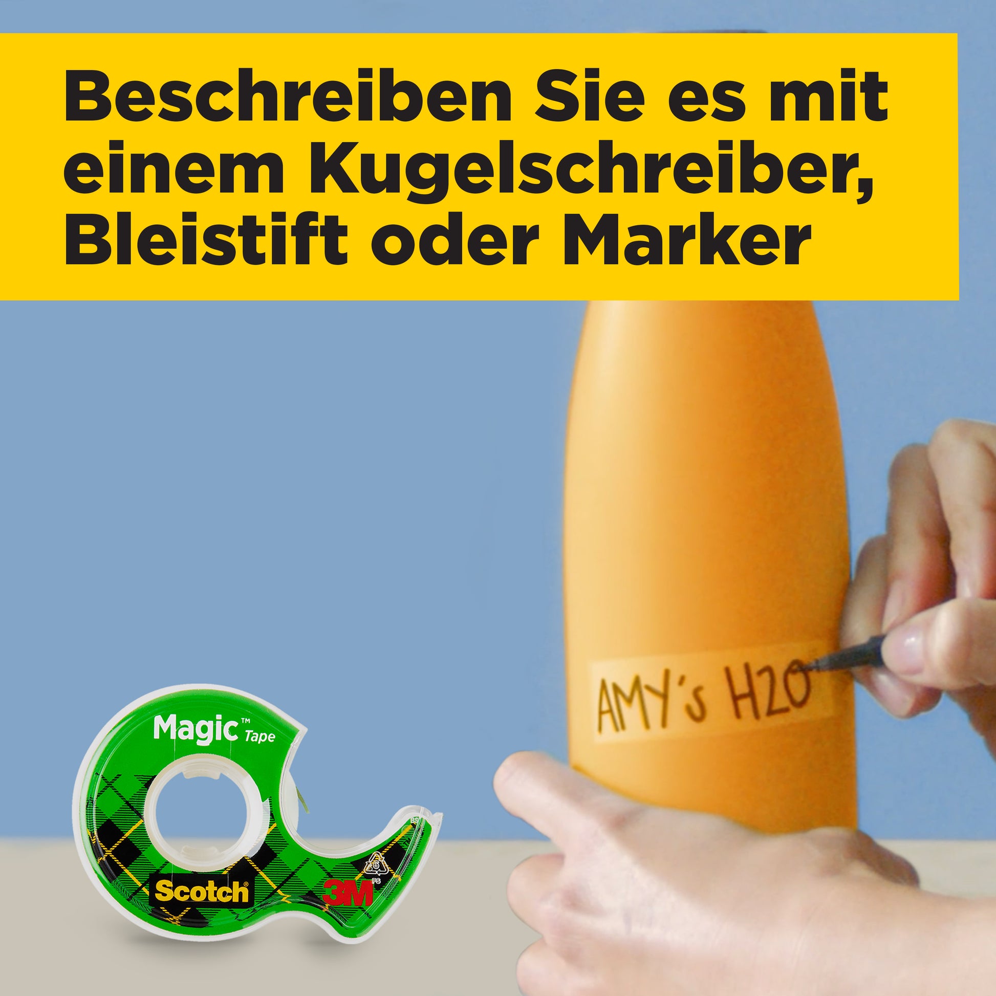 Eine Hand beschriftet eine orangefarbene Flasche mit einem Marker. Im Vordergrund: Scotch® Magic™ Unsichtbares Klebeband (3 Rollen, 19 mm x 25 m + 1 Handabroller GRATIS) von 3M - für klare Beschriftungen mit Stift oder Marker.