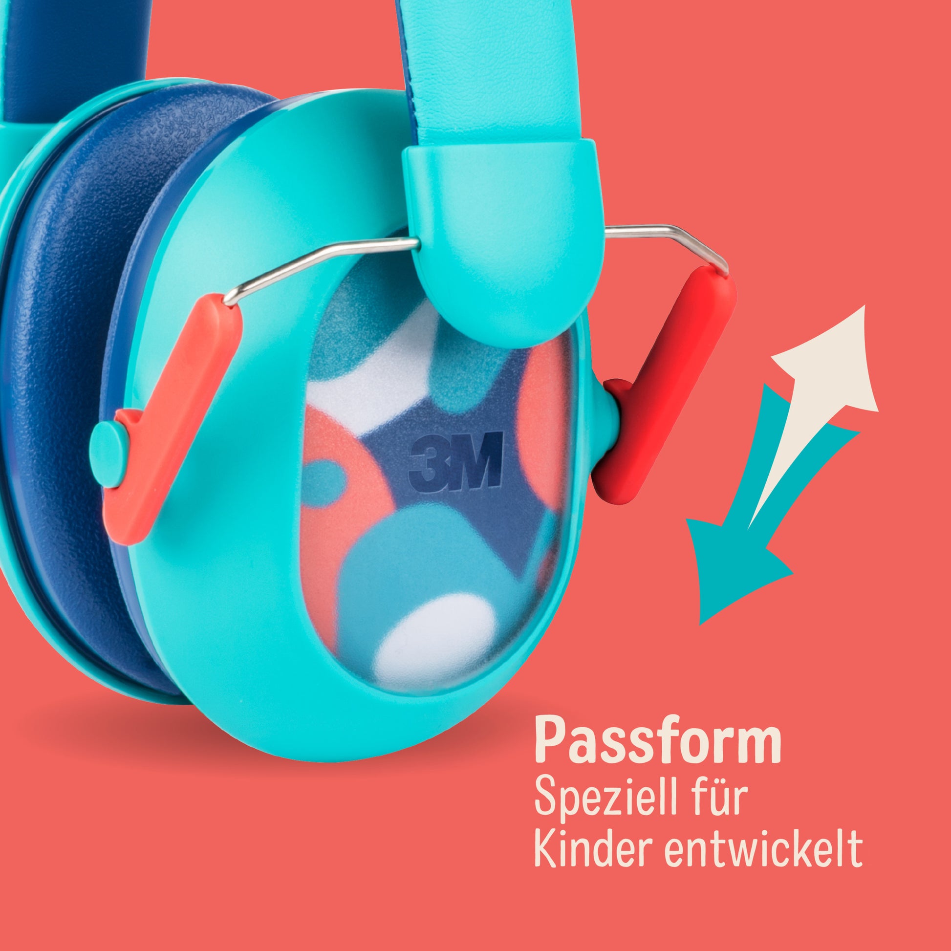 Eine Nahaufnahme des 3M™ Gehörschutz für Kinder PKIDSP-TEAL-E (türkis, 87-98 dB) von 3M Deutschland GmbH mit roten Akzenten auf korallenrotem Hintergrund. Der deutsche Text lautet: "Passform, Speziell für Kinder entwickelt" mit Pfeilen, die die Kopfhörer hervorheben.