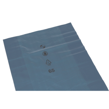 Eine flache, durchscheinende blaue Kunststoffplatte für die Abfallentsorgung der EMIL DEISS KG (GmbH + Co.) - wie die DEISS 10120 - 500+200x850x0,06 mm blau - zeigt Recycling-Symbole und die Zahl 65 in schwarzer Schrift auf weißem Grund.