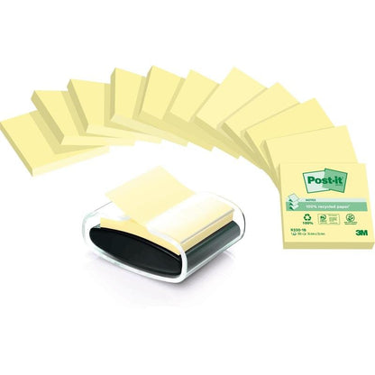 Een transparante houder bevat een stapel Post-it® Recycling Z-Notes, Geel (76x76 mm), met losse zelfklevende notitieblaadjes in de buurt en een verpakking met 100% PEFC-certificering. Gemaakt van gerecycled papier door 3M Deutschland GmbH.