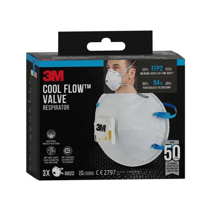 Een zwarte doos van 3M™ Cool Flow™ deeltjesmasker 8822, FFP2 met ventiel van 3M Deutschland GmbH toont een persoon die het masker draagt en benadrukt de FFP2-bescherming en de 94% filtratie. Het bevat een pakket met 3 maskers tegen fijnstof.
