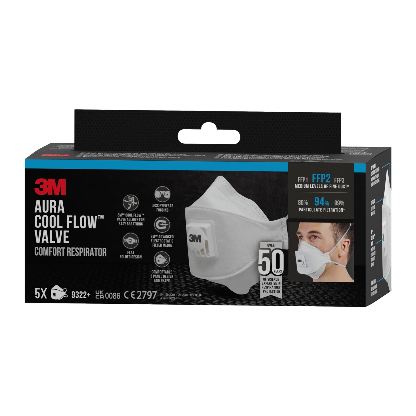 Een zwarte doos van de 3M™ Aura™ Comfort Cool Flow™ Particuliere Masker 9322+, FFP2, met ventiel van 3M Deutschland GmbH, met een afbeelding van een persoon die het masker draagt en productdetails: 5 maskers per verpakking, 94% deeltjesfiltratie.