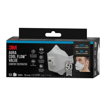 Een zwarte doos van de 3M™ Aura™ Comfort Cool Flow™ Particuliere Masker 9322+, FFP2, met ventiel van 3M Deutschland GmbH, met een afbeelding van een persoon die het masker draagt en productdetails: 5 maskers per verpakking, 94% deeltjesfiltratie.