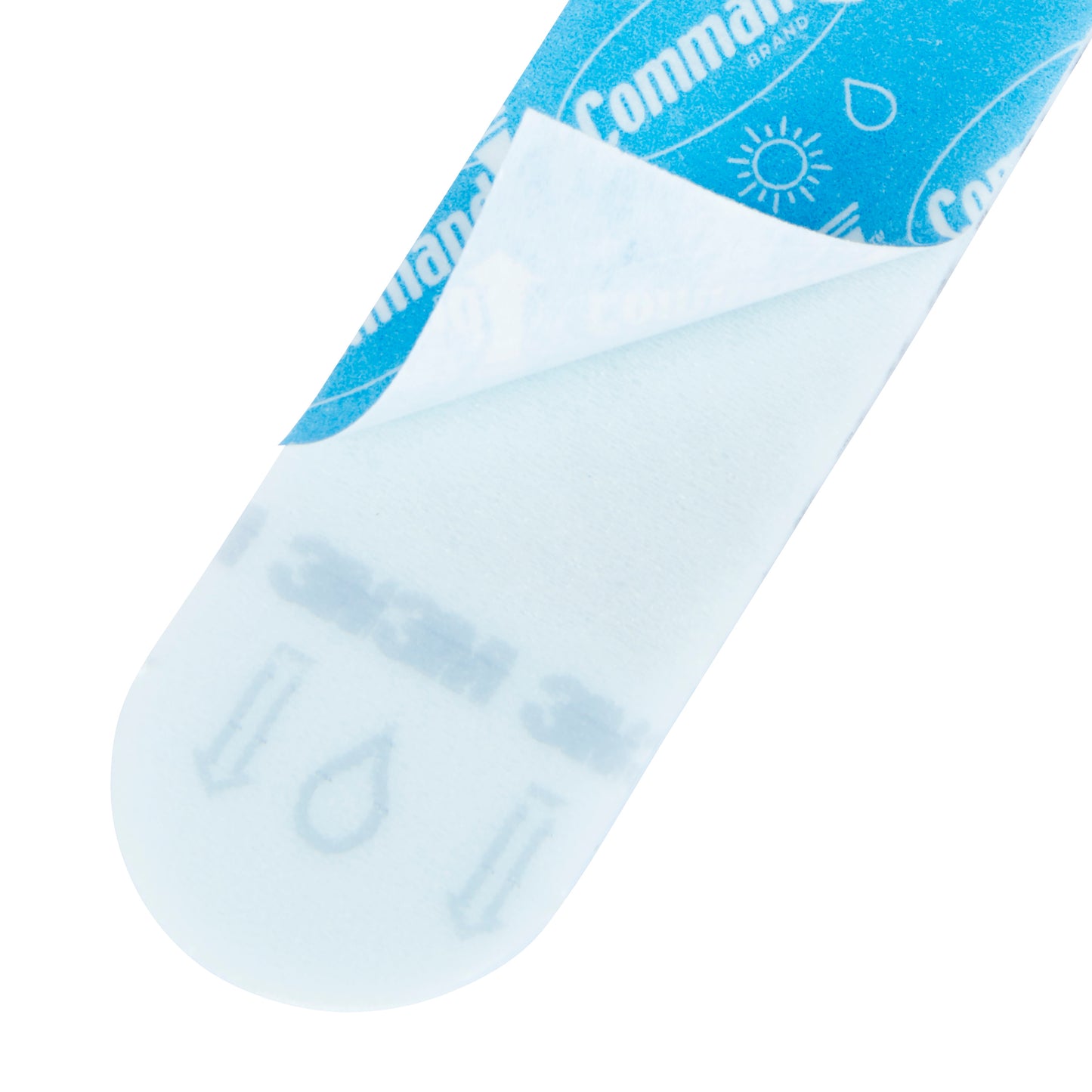 Eine Nahaufnahme eines blau-weißen Command™ Wasserresistente Strips im Multipack von 3M Deutschland GmbH, der abgezogen wird, um Pfeil- und Wassertropfensymbole auf dem Kleber zu zeigen - ideal für die Befestigung ohne Bohren.
