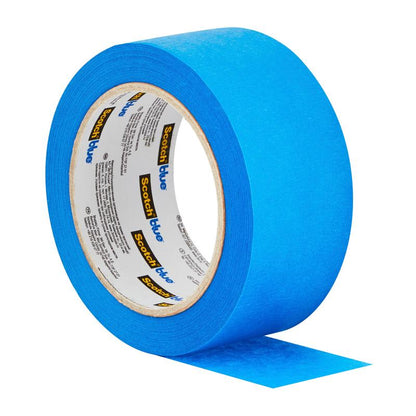 Een rol 3M Deutschland GmbH ScotchBlue™ schilderafplaktape "Multi-Surface" is gedeeltelijk uitgerold, waarbij een blauwe strook naar buiten steekt en de productnaam op het binnenetiket zichtbaar is.