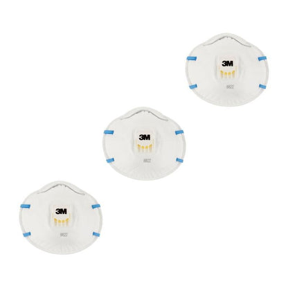 Drie 3M™ Cool Flow™ deeltjesmaskers 8822, FFP2 met ventiel van 3M Deutschland GmbH met gele ventielen en blauwe banden zijn diagonaal op een witte achtergrond gerangschikt.