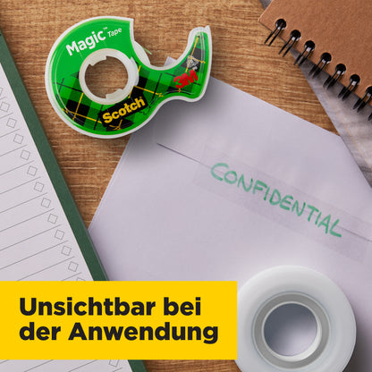 Auf dem Schreibtisch liegen eine Rolle Scotch® Magic™ Unsichtbares Klebeband Nachfüllpackung (19 mm x 25 m) von 3M, ein Notizbuch und ein "CONFIDENTIAL"-Umschlag. Ideal zum Nachfüllen, unsichtbar bei der Anwendung.