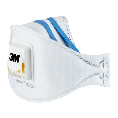 De 3M™ Aura™ Comfort Cool Flow™ Deeltjesmasker 9322+, FFP2, van 3M Deutschland GmbH is een wit wegwerpademhalingsmasker met blauwe band en een uitademventiel aan de voorkant, afgebeeld op een effen achtergrond.