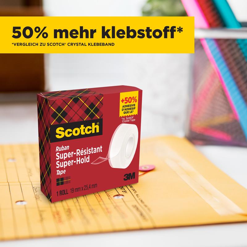 Een doos Scotch® Super-Hold Secure Tape, 1 rol, 19 mm x 25,4 m (3M Deutschland GmbH), met rood-groen geruite verpakking, ligt naast een verzegelde Manila-envelop. Een geel banner met de tekst "50% meer lijm*" staat boven de doos.