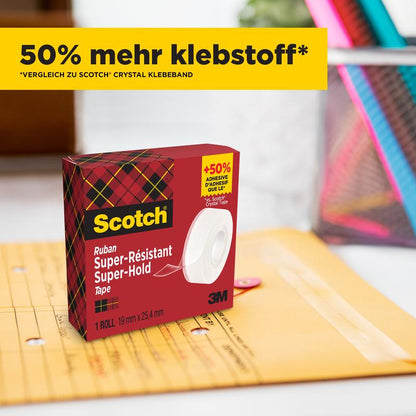 Een doos Scotch® Super-Hold Secure Tape, 1 rol, 19 mm x 25,4 m (3M Deutschland GmbH), met rood-groen geruite verpakking, ligt naast een verzegelde Manila-envelop. Een geel banner met de tekst "50% meer lijm*" staat boven de doos.