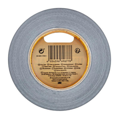 Een rol Scotch® Universele Tape 2904 (50 m x 48 mm) van 3M Deutschland GmbH, van bovenaf gezien, valt op door zijn grijze kleur en een centraal etiket met barcode en productinformatie in meerdere talen.
