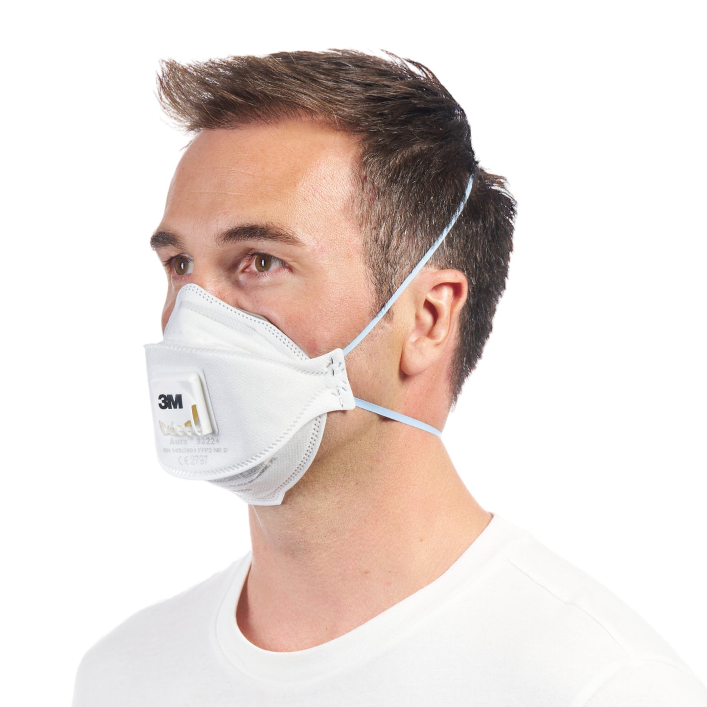 Een man met kort bruin haar, in een eenvoudig wit overhemd, draagt een 3M™ Aura™ Comfort Cool Flow™ Deeltjesmasker 9322+ FFP2 met ventiel van 3M Deutschland GmbH, die met elastische banden is bevestigd en licht naar links wijst.