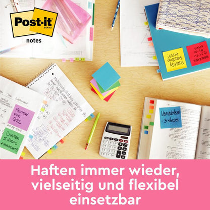 Een bureau met open notitieboeken, losse papieren, een rekenmachine, pennen en kleurrijke Post-it® Notes (76 mm x 127 mm, 100 vel/blok, 100% PEFC) van 3M Deutschland GmbH, die verspreid en gestapeld zijn; met logo en Duitse tekst over hun veelzijdigheid.